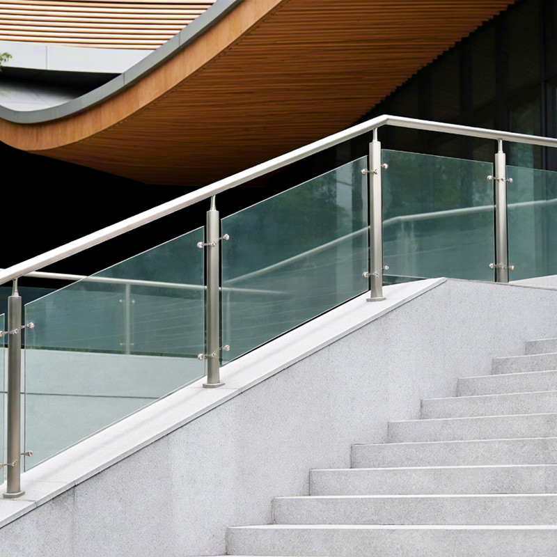 Raccords de main courante en acier inoxydable : combinaisons verre-inox pour des systèmes de main courante durables et élégants